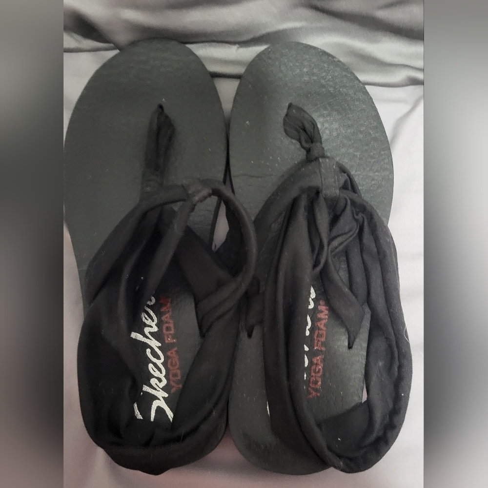 Skechers yoga foam sandals, size 7, black